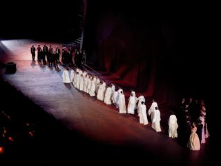 Une partie des Choeurs viennent saluer. Pour Tosca, Choeurs de l'Opéra-Théâtre d'Avignon, Choeurs de l'Opéra de Toulon et Choeurs du Théâtre du Capitole de Toulouse.
