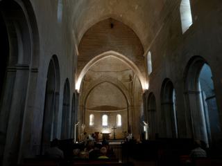 Le choeur de l'abbatiale. Les moines cisterciens,issues de Abbaye de Lérins sur l'Île Saint-Honorat, revinrent en 1988. Actuellement, 6 moines y résident.