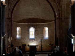 Inspiré par Saint Bernard de Cîteaux, le mouvement cistercien prônait un idéal ascétique et la règle bénédictine primitive était observée dans les établissements avec une extrême rigueur: isolement, pauvreté, simplicité, seules voies pouvant mener à la béatitude. Les conditions de vie des cisterciens sont donc très dures: les offices, la prière, les lectures pieuses alternent avec les travaux manuels, le temps de repos ne dépassant pas sept heures (le premier office avait lieu à 2 h du matin, le second à l'aube); les repas, pris en silence, sont frugaux et les moines couchent tout habillés, dans un dortoir commun dépourvu du moindre confort.