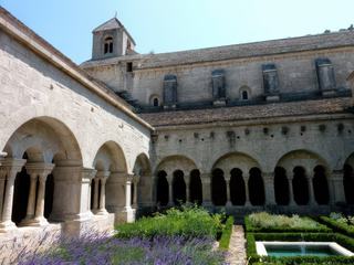 Vue sur une partie du cloître et son jardin.