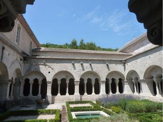 Le cloître est le centre de l'abbaye, lieu de passage,il relie les différentes parties du monastère, mais c'est avant tout un lieu de méditation, de lecture.
