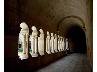 Galerie nord du cloître en plein cintre soutenue en son centre et à chaque bout par un arc chanfreiné.