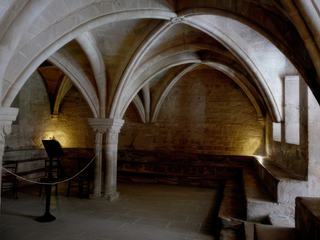 Intérieur de la salle du chapitre. Elle tient son nom de ce que chaque jour la communauté s'y réunit le matin, après l'office de prime, autour d'un Père abbé, pour y entendre la lecture d'un passage, d'un "chapitre" de la Règle de saint Benoît. Les moines s'asseyaient sur les gradins par ordre d'ancienneté.