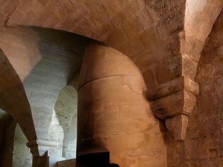 La cheminée du chauffoir appelé aussi la salle des moines. C'est dans cette salle que les moines venaient travailler, écrire car c'était l'unique pièce chauffée du monastère en dehors des cuisines.
