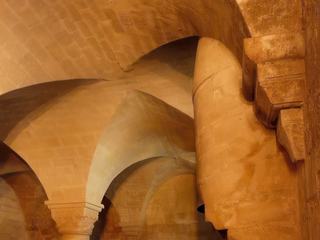 On remarque au centre de cette salle basse voûtée la retombée magistrale des quatre voûtes d'arêtes sur une unique colonne massive, mise en valeur par son large chapiteau et son piédestal cubique orné de quatre tortues et évoquant l'axe du monde. Il se dégage de l'ensemble une impression de vérité et de puissance.
