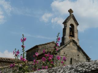 Vue sur le clocher de la petite église de Saint Pantaléon.
