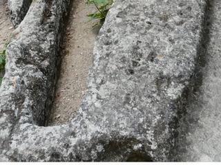 Tombe rupestre adulte entourée de toutes petites tombes.