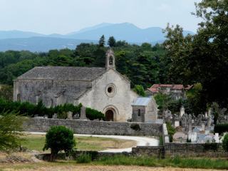Grignan possède une très jolie chapelle de style roman primitif. Appelée chapelle Saint Vincent, elle date du XIe siècle et fut l'église du village avant la construction de la collégiale.