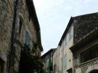 Il fait bon flâner dans les ruelles moyenâgeuses de Grignan.