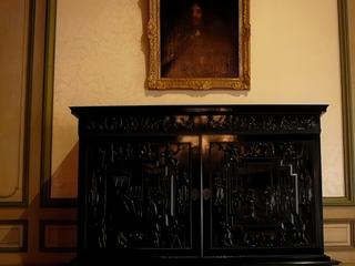 Portrait de Louis XIV, situé au-dessus d’un magnifique meuble d’apparat, le cabinet d’ébène.