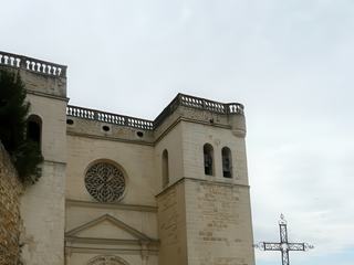 La façade de style renaissance fût saccagée pendant les guerres de religion et reconstruite en 1654 par Louis Adhémar Comte de Grignan.