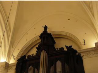 Le buffet d'orgue date du XVIIe siècle, oeuvre du facteur flamand Charles de Royer.