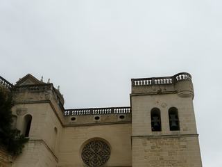 Le portail, sur le modèle antique de l'arc de triomphe, présente une baie en plein cintre et des colonnes corinthiennes supportant le fronton triangulaire. La façade renaissance qui contraste avec l'intérieur gothique est à rapprocher du décor architectural de la façade de la cour du puits du château.