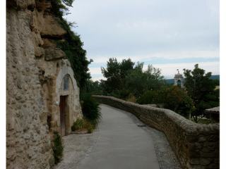 Le chemin menant à la collégiale.