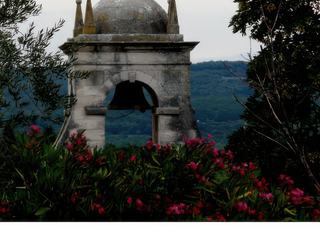 "Ici, nos nuits sont plus belles que vos jours": ce serait du château de Grignan que la Marquise de Sévigné aurait adressé ces mots devenus célèbres à Jean Racine. Peut-être en contemplant "les vues triomphantes" offertes par l'immense terrasse de ce bijou Renaissance où se déroulaient des fêtes fastueuses qui eurent finalement raison de la fortune de son propriétaire, le comte de Grignan