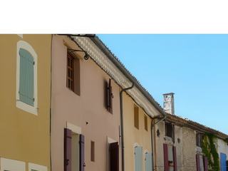 Les façades des immeubles colorés de Vinsobres.