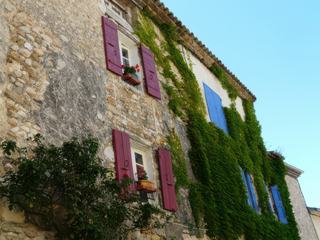 Couleurs, fleurs et vieilles pierres à Vinsobres.