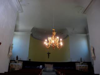 A l’intérieur de l'église de Vinsobres, un superbe lustre du XVIIe siècle en bois doré.