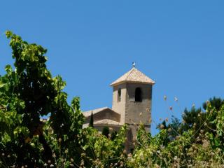 Vu sur le clocher du temple. Il a été au gré des péripéties de l’histoire, tour à tour: prieuré au XIIesiècle, église catholique et finalement temple de l’église réformée, plaçant ainsi celui-ci de façon exceptionnelle au sommet du village.