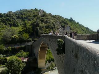 Pont roman du XIVe siècle sur l'Eygues.