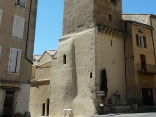 Le clocher et son campanile de l'église de Nyons.