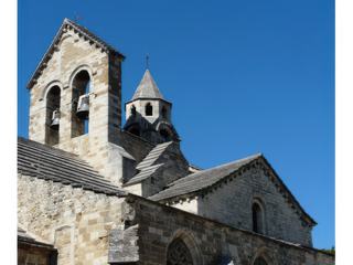 L'église est couverte de dalles de pierre et possède deux clochers: un clocher octogonal à base carrée, percé de baies en plein-cintre dans sa partie carrée et de baies ogivales trilobées dans sa partie octogonale et un clocher-arcade à trois baies campanaires dont la plus haute est murée.