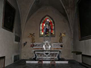 Les chapelles latérales, ajoutées entre le XVe siècle et le XIXe siècle, sont éclairées par des fenêtres de style gothique et soutenues par de puissants contreforts, disposés curieusement en oblique.