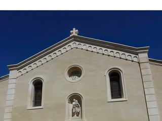Le temple protestan. En 1791, les non-catholiques de Valréas, en devenant français comme tous les Comtadins, bénéficient de la liberté de conscience et de culte accordée en France par la Déclaration des Droits de l’Homme et du Citoyen depuis 1789, en son article 10. Au XIXe siècle, à Valréas, le culte protestant s’exerce soit chez un particulier, soit dans une salle louée, puis au fur et à mesure de leur construction, dans les temples des environs. En 1913, la municipalité autorise la construction d’un temple place de la Recluse. Ce temple est inauguré le 1er décembre 1927.