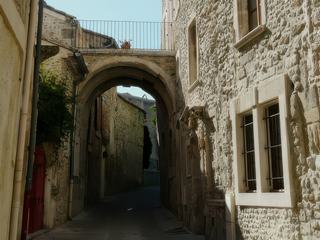 La rue la plus pittoresque est certainement la rue pavée en calade de la porte du Martel.