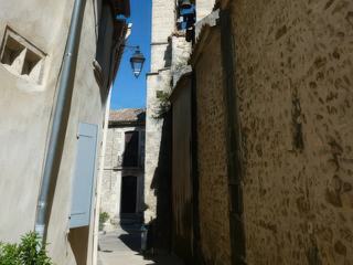 Le clocher a été construit à la fin du XVIe siècle, en grande partie avec des pierres à bossage appartenant à deux portes des vieux remparts.