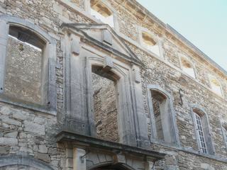Les belles façades des anciens hôtels particuliers témoignent de la richesse des habitants de Visan.