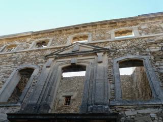 Façade à ciel ouvert d'un hôtel particulier.