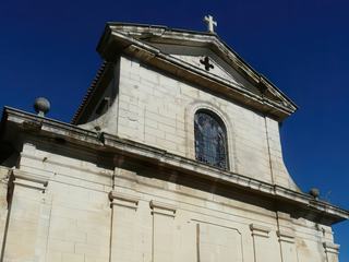 Façade de l'église de Richerenches. Il ne reste de la chapelle templière que l’abside, qui est le chevet de l’église actuelle.