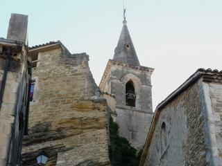 Juché au sommet d’une butte de safre, le Vialle de Grillon est le cœur historique du village. Possession des Comtes de Grilhon, son origine est attestée par un acte de 1086. Le Vialle ne possède de cette époque que de modestes vestiges du château et de la première église paroissiale.
