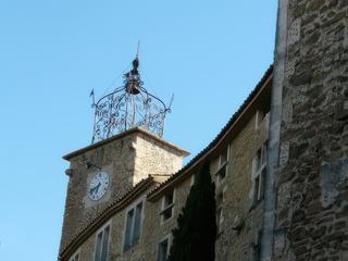 Le Beffroi: L’ancienne tour de guet de l’entrée nord des remparts portait depuis le XVIe siècle une horloge. Sa transformation en beffroi fut achevée en 1778. Elle fut alors surélevée de plusieurs mètres et couronnée d’un campanile de fer forgé.