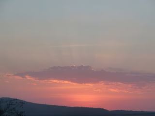 Coucher de soleil. C'est notre dernière nuit en terre africaine.