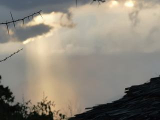 Dernier réveil en terre africaine. Il est 6h du mat., je suis pas réveillée mais le rayon de soleil me plaisait !!!. alors c'est flou mais j'assume !!!.