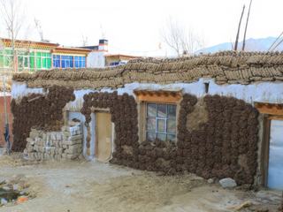 Sur la route de Gyantse sechage des bouze de yacks