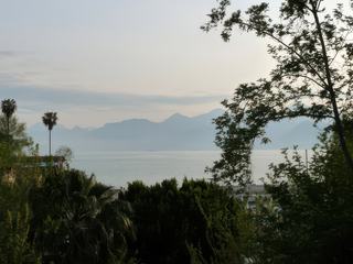 La mer et en toile de fond, les montagnes