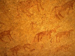 Peintures rupestres au plafond de la grotte