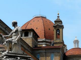 Vue sur le dôme de la Chapelle des Princes et sur la statue de Cosme Ier de Médicis.