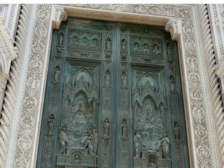 Une des portes d'entrée en bronze et ses sculptures finement ciselées.