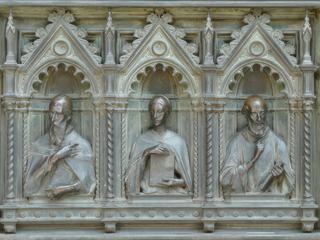 Sculptures de la porte de bronze.