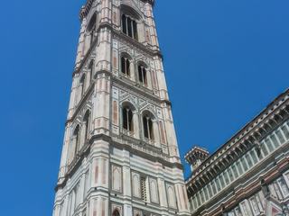 Le campanile présente une alternance de couleurs , marbre blanc de Carrare, vert du Prato et rouge de la Maremme.