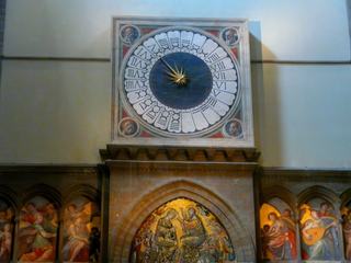 L'astronome Toscanelli (qui avait aidé Brunelleschi pour les calculs de la construction de la coupole) établit, en 1468, le premier gnomon moderne, une horloge astronomique dans le sens anti-horaire, basée sur 24 heures et non pas sur 12 heures. Les heures sont marquées à partir du coucher du soleil de la journée précédente . Leurs durées sont variables en fonction des saisons. Aux quatre coins, les portraits de saints évangélistes sont de P. Ucello.