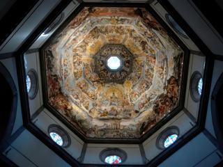 La fresque monumentale qui orne la coupole, d'un diamètre de 50 mètres à la base et qui culmine à 9 mètres, représente le Jugement Dernier. Entreprise par Vasari qui y travaillera de 1572 à 1574, elle sera achevée par Federico Zuccari qui y consacrera cinq années de sa vie.