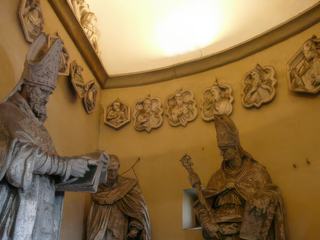 Rencontre avec quelques statues en montant vers la coupole.