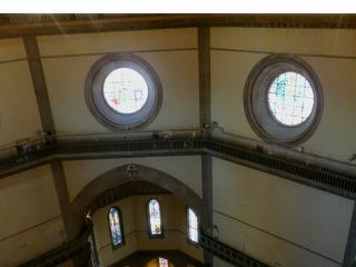 Vue plongeante sur l'intérieur de la cathédrale et sur les vitraux.