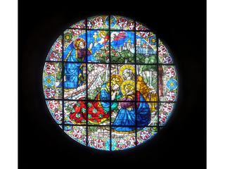 Les superbes vitraux tous proches de la coupole. Les 44 vitraux de la cathédrale constituent le programme le plus monumental du genre en Italie des XIV-XVe siècles. Ils représentent des saints de l’Ancien et du Nouveau Testament (dans la nef et les transepts) et des scènes de la vie du Christ et de Marie (dans les oculi du tambour du tambour). Au nombre des artistes qui les ont exécutés l’on trouve les plus grands noms de l’art florentin du début de la Renaissance:Donatello, Ghiberti, Paolo Uccelo, Andrea del Castagno.