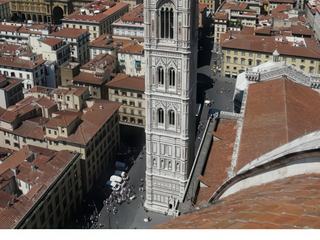 Vue sur la campanile après avoir gravi les 463 marches qui mènent à la coupole.